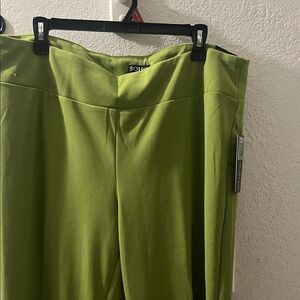 Women’s olive colored pants.Z:KL.